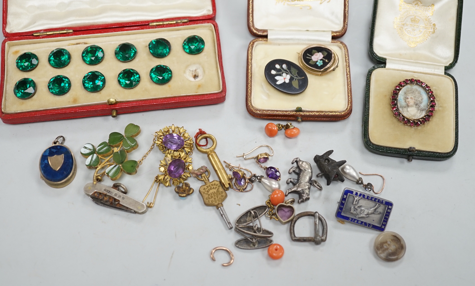 Sundry jewellery including Victorian garnet set portrait brooch, etc.